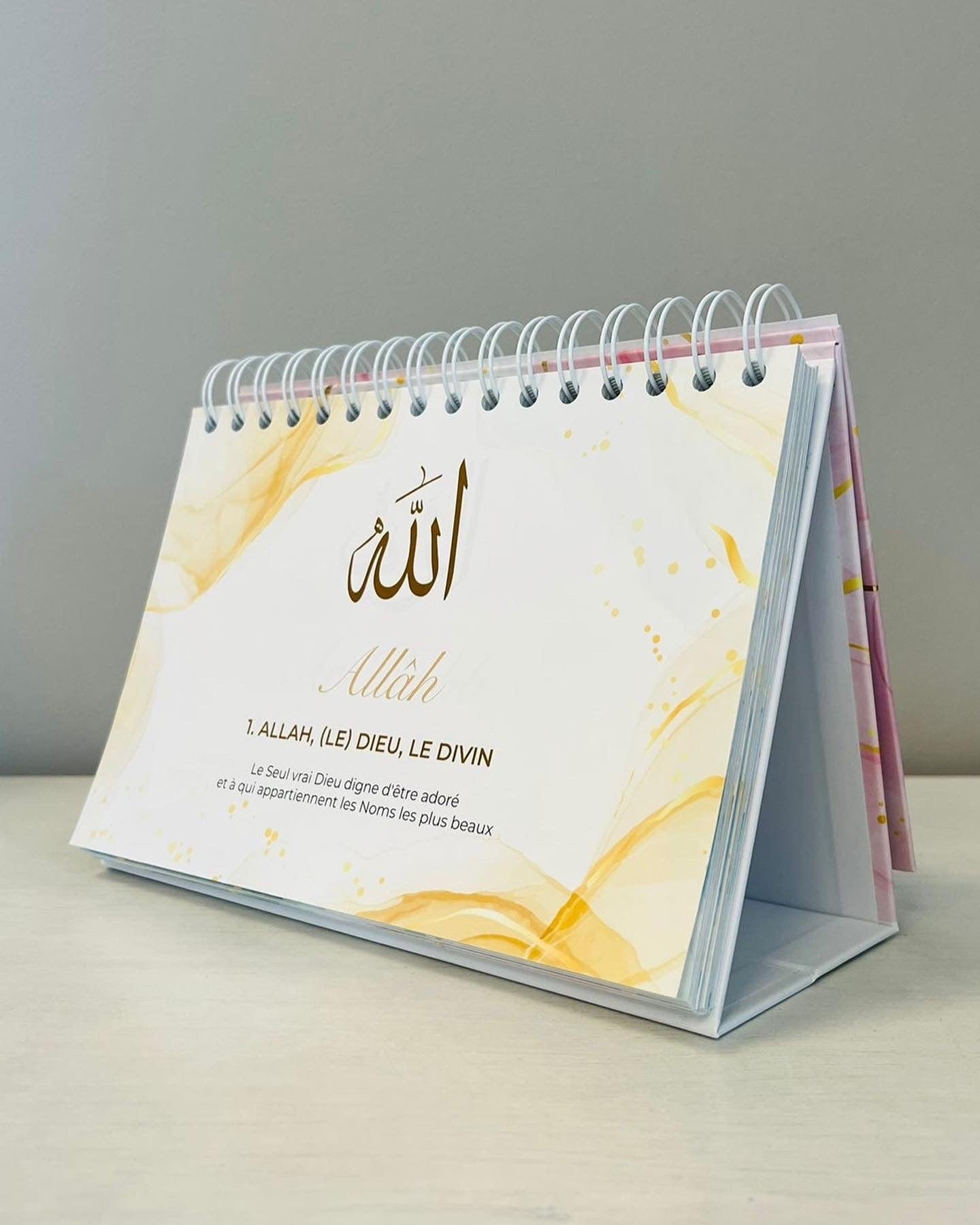 99 noms d'Allah - Mieux Le connaître pour mieux L'adorer - Calendrier chevalet Al-Hadîth Calendriers, organiseurs et agendas Librairie Musulmane Al-imen